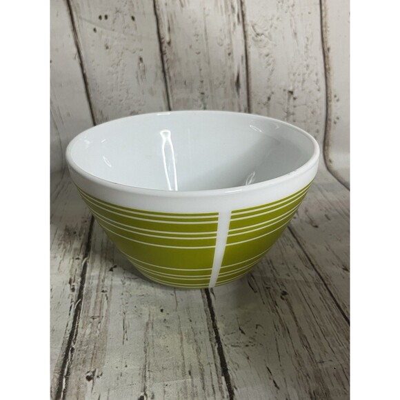 Vintage Charm Inspired by Pyrex Mixing Bowl Green Stripes - 3 Cups - 0.7 Liters - Picture 3 of 6
